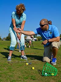 people golfing