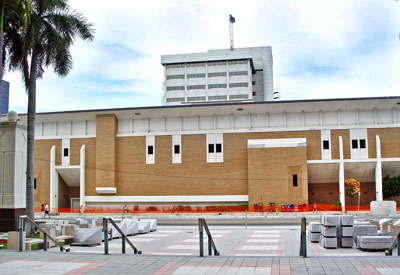 This view from Dixie Highway in 2003 depicts the west side of the courthouse with the wraparound.