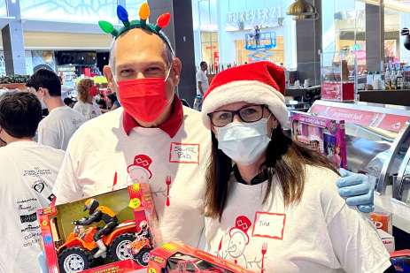 Mayor Robert Weinroth with Senator Tina Polsky passing out toys at the Christmas Give                 Back Feast in Boca Raton