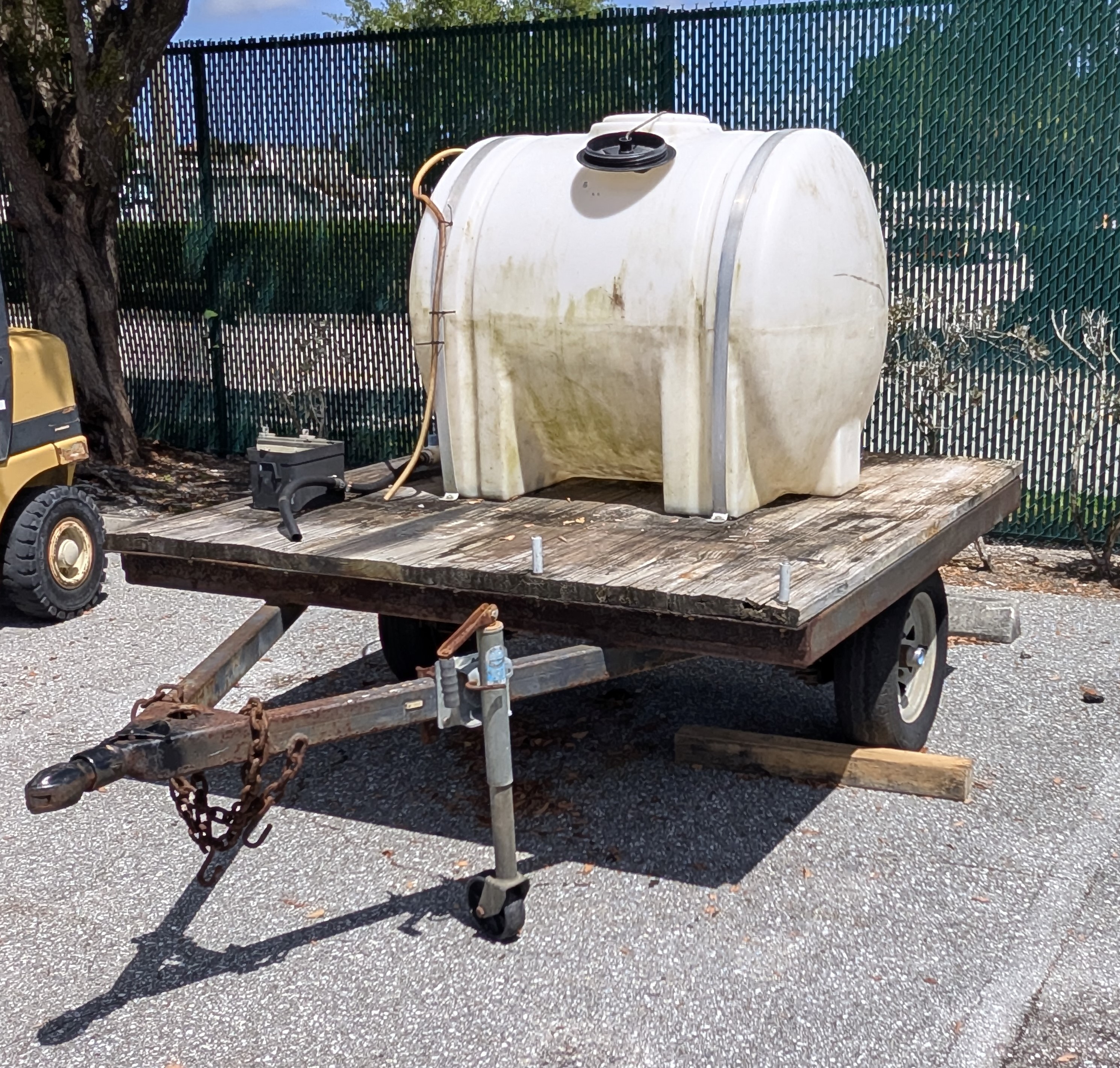 2000 ROAD RUNNER TM100 TRAILER MOUNTED SPRAY TANK